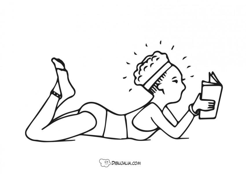 Mujer lee  en la playa