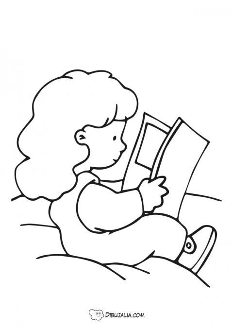 Nin?a entretenida lee