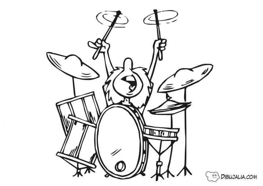 Chico tocando bateria