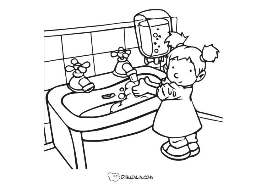 Niña se lava las manos