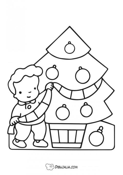 Nin?o decorando árbol navidad