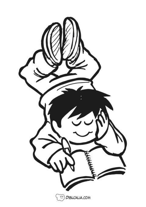 Un niño tomando notas